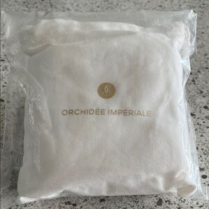 GUERLAIN hand towel set in a Cosmetic Pouch-New and sealed